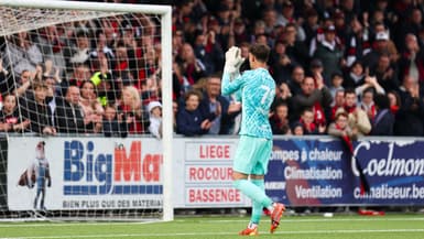 Brent Stevens repousse un pénalty lors de RFC Liège-Jong Genk, le 13 avril 2025