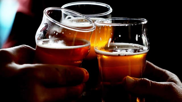 Des pintes de bière - image d'illustration