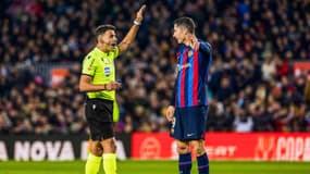 L'arbitre Gil Manzano discute avec Robert Lewandowski lors de Barça-Real Sociedad (1-0, quart de finale de la Coupe du Roi), le 25 janvier 2023