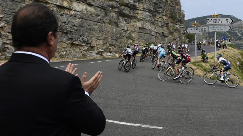 François Hollande applaudit le coureurs du Tour de France le 18 juillet.