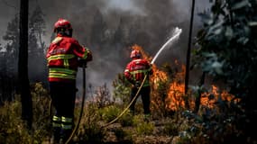 Des pompiers au Portugal, le 6 août 2023.