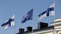 Les drapeaux finlandais et de l'Otan flottent dans la cour du ministère des Affaires étrangères à Helsinki le 4 avril 2023.