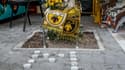 Des écharpes et des bougies à l'endroit à un supporter grec de l'AEK Athènes a été poignardé à mort par des fans du Dinamo Zagreb, le 8 août 2023