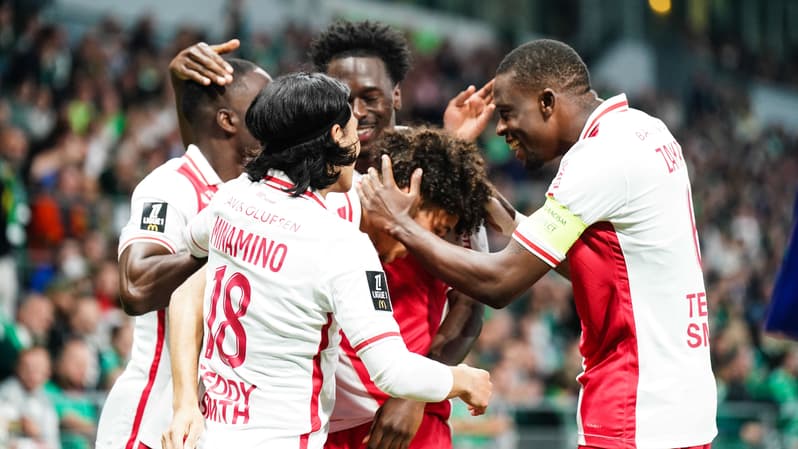 Maghnes Akliouche fêté par ses coéquipiers de Monaco, 3 mai 2025