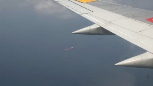 Un avion de l'armée de l'air indonésienne, impliquée dans les recherches, survole le détroit de Malacca, le 11 mars 2014.