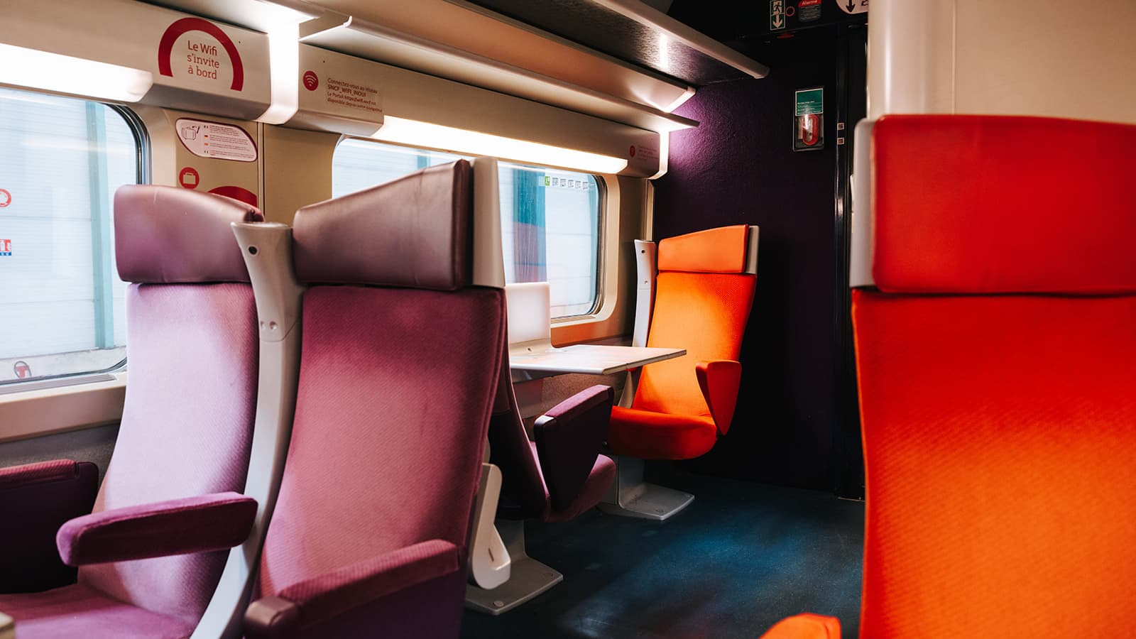 A l'intérieur des rames, les sièges abimés sont remplacées tout comme la moquette