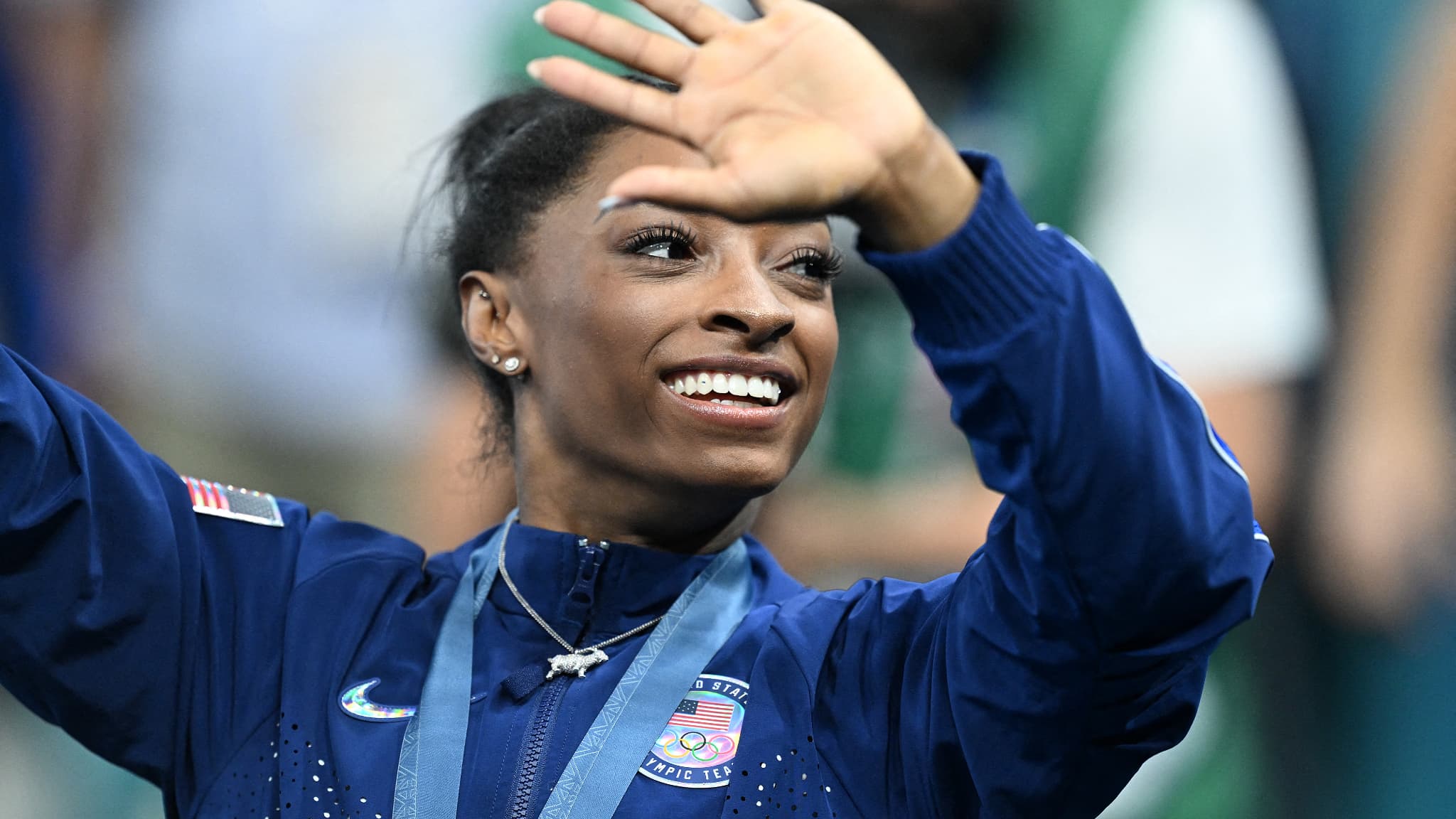 Simone Biles et son collier GOAT sur le podium Simone Biles et son collier GOAT sur le podium