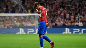 L'attaquant français de l'Atlético Madrid, Antoine Griezmann, quitte le terrain après avoir reçu un carton rouge contre Liverpool, lors du match de phase de poule de Ligue des Champions, le 19 octobre 2021 au Wanda Metropolitano Stadium