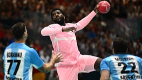 L'arrière de l'équipe de France Dika Mem en rose face à l'Argentine aux JO 2024, le 2 août. 