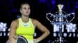 Aryna Sabalenka avec son trophée de finaliste de l'Open d'Australie, le 24 janvier 2025.