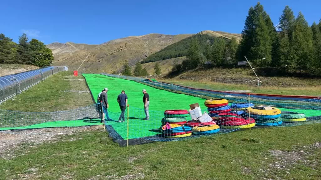 Une piste de ski en plastique a été installée cet été au Val d'Allos. Une piste de ski en plastique a été installée cet été au Val d'Allos.