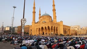 Des fidèles musulmans prient le premier jour de l'Aïd, à la fin du mois de jeûne sacré du Ramadan, devant la mosquée Mohammed al-Amin à Beyrouth, la capitale libanaise, le 2 mai 2022. (Photo d'illustration)