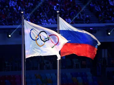 Les drapeaux des Jeux olympiques et de la Russie, à Sotchi le 23 février 2014