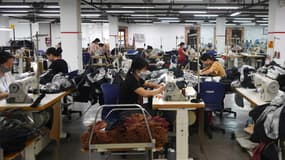 Des ouvriers dans une usine textile du Vietnam, le 21 septembre 2021 