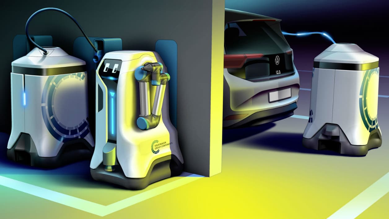 Pendant que des wagons se rechargent, un robot assure le ravitaillement d'une voiture électrique.