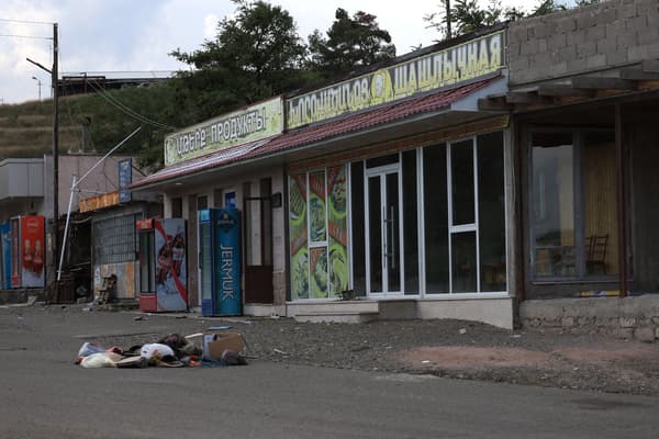Un petit restaurant est fermé dans la ville de Stepanakert, le 2 octobre 2023.