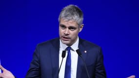 Laurent Wauquiez (LR), président de la Région créée de la fusion entre Rhône-Alpes et Auvergne, se félicite du nouveau nom de celle-ci: "Auvergne-Rhône-Alpes". 