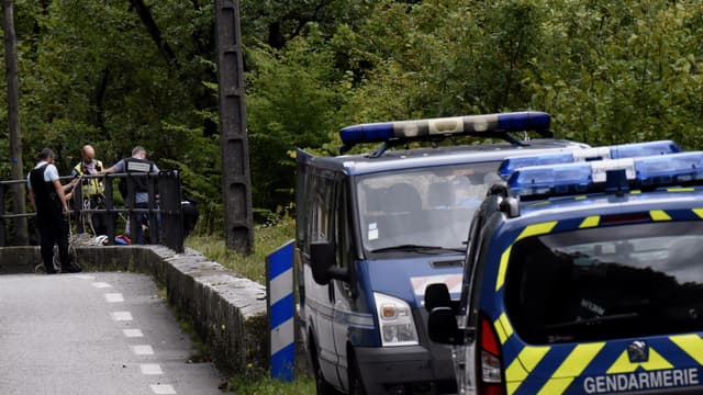 Des gendarmes mènent des recherches pour retrouver Maëlys dans les Gorges de Chailles, le 6 septembre 2017 à Saint-Béron. 