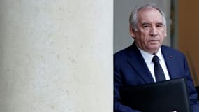 Le Premier ministre François Bayrou à la sortie de l'Elysée, le 21 avril 2025 à Paris.