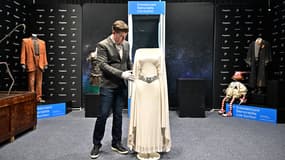 La robe de Leia dans Star Wars, exposée en Californie le 16 mai dernier, avant sa mise aux enchères.