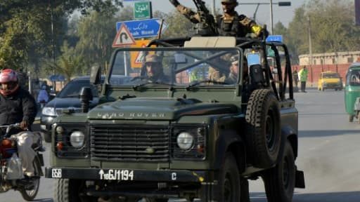 Des soldats pakistanais patrouillent dans les rues de Peshawar, le 16 décembre 2015