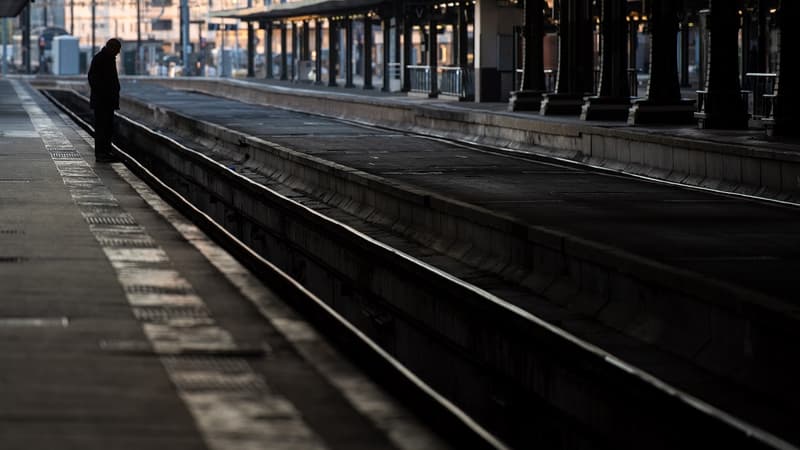 Contrairement aux prévisions qui annonçaient des transports bondés ce 5 décembre, les rames des trains et des RER ainsi que les quais des gares étaient vides ce matin