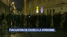 Des CRS devant la Sorbonne. 