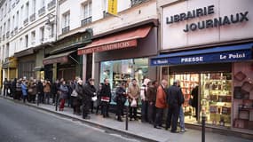 Le 14 janvier, des gens font la queue devant une librairie pour se procurer le dernier exemplaire de "Charlie Hebdo".