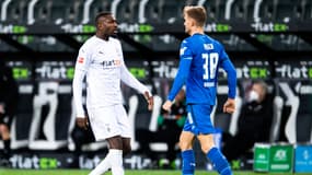 Marcus Thuram face à face avec Stefan Posch avant son crachat