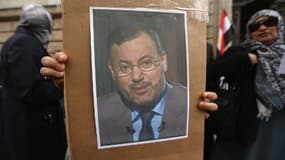 Des manifestants avec le portrait du journaliste d'Al-Jazeera, Ahmed Mansour, le 22 juin 205 devant le tribunal à Berlin.