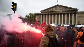 Manifestation devant l'Assemblée nationale à Paris, contre le recours à l'article 49-3 de la Constitution pour faire passer la loi Travail, le 10 mai 2016. 