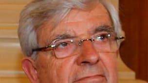 Le sénateur et ancien ministre Jean-Pierre Chevènement, fondateur du Mouvement des citoyens (MDC), a annoncé samedi sa candidature à l'élection présidentielle de 2012. /Photo prise le 8 juin 2011/REUTERS/Benoît Tessier