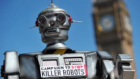 Un faux robot tueur en plein Londres le 23 avril 2013, lors du lancement d'une campagne contre cette technologie.