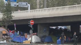 Campement de demandeurs d'asile installé sous le pont Kitchener, dans le quartier de la gare de Lyon-Perrache.