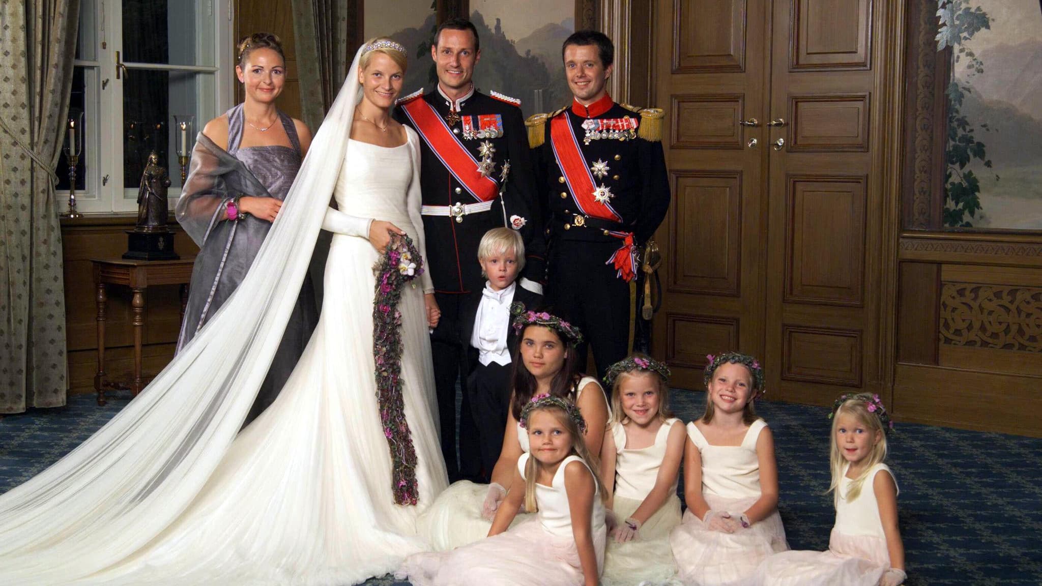 Mette Marit et Haakon, le jour de leur mariage, le 25 août 2001, avec le jeune Marius, entourés de leurs garçons d'honneur et demoiselles d'honneur.