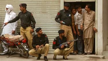 Forces pakistanaises près dela mosquée de Garhi Bhutta, à Lahore. De présumés taliban pakistanais ont attaqué deux mosquées de la secte minoritaire musulmane des ahmadis vendredi à l'issue de la grande prière hebdomadaire à Lahore, faisant au moins 70 mor