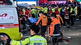 Les secours prennent en place les blessés d'un mouvement de foule à Séoul, en Corée du Sud, le 29 octobre 2022
