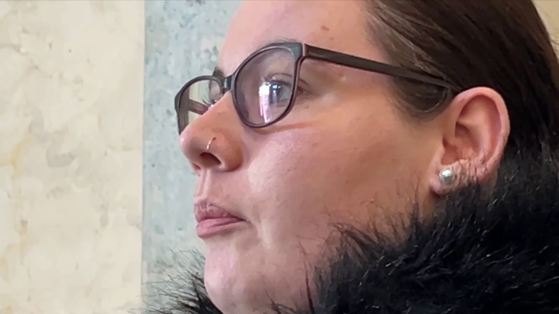 Lola Gallego, surveillante au collège de Sigean, dans l'Aude, où était scolarisée Amandine, morte à 13 ans sous les coups de sa mère en 2020, ici aux Assises de l'Hérault, en 2025