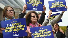 Le 18 mai 2016, des membres de l'organisation citoyenne Avaaz protestent à Bruxelles, pour demander à la Commission de ne pas autoriser l'usage du glyphosate.