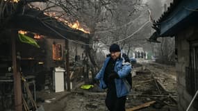 Un homme marche au millieu des maisons en feu à Irpin, en Ukraine, le 4 mars 2022