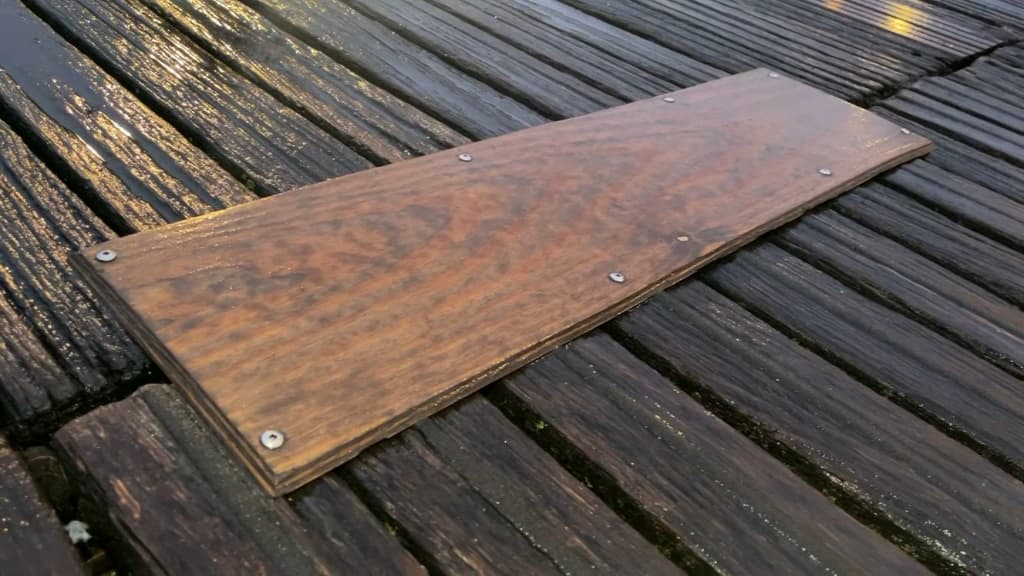 En guise de réparation du pont des Arts à Paris, des planches de bois clair ont été clouées au sol. 