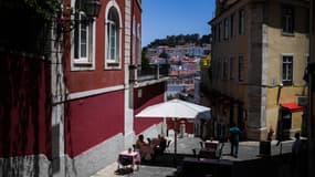 Des personnes en terrasse à Lisbonne (Portugal), le 23 juin 2020.