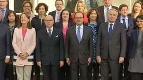 Photo de "famille" lors du premier conseil des ministres de Bernard Cazeneuve