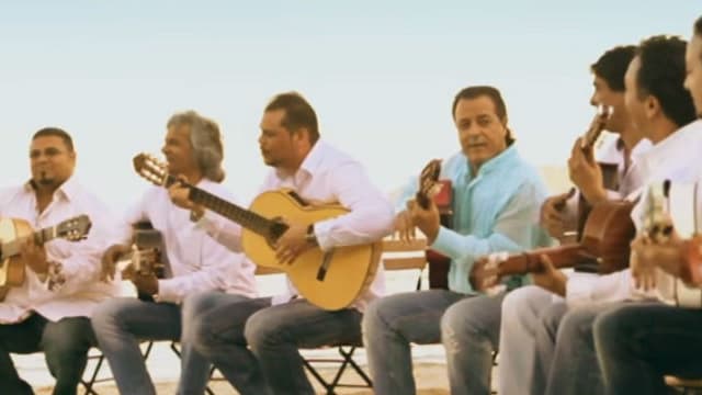 Les membres du groupe Chico &amp; The Gyspsies dans le clip "Amor de Mis Amores"