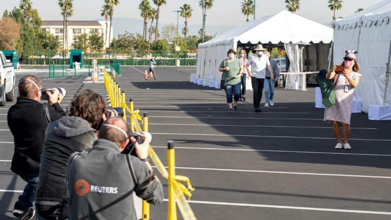 Des personnes sortent du centre de vaccination installé au parc d'attraction Disneyland d'Anaheim (Etats-Unis) le 13 janvier 2021