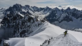 Des skieurs dans le massif du Mont-Blanc, à Chamonix, le 16 mai 2020.