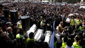 Plusieurs centaines de personnes ont assisté mercredi à Jérusalem aux obsèques des trois enfants juifs et du rabbin assassinés lundi à Toulouse. Des ministres du gouvernement israélien et Alain Juppé, chef de la diplomatie française, étaient notamment pré