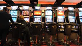 Des machines à sous dans un casino (Image d'illustration).