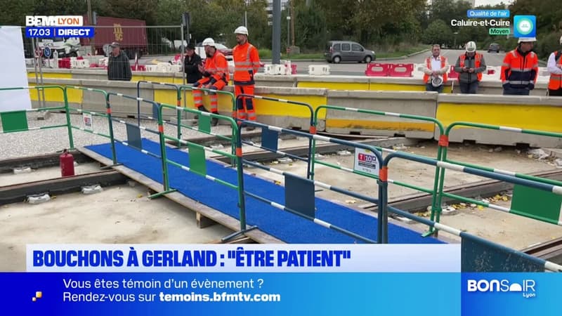 Regarder la vidéo Tramway T10: la galère des automobilistes avec les bouchons