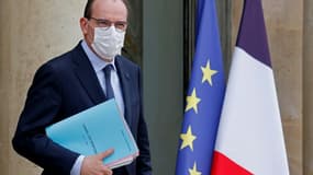 Le Premier ministre français Jean Castex sur le perron de l'Elysée, le 17 mars 2021 à Paris